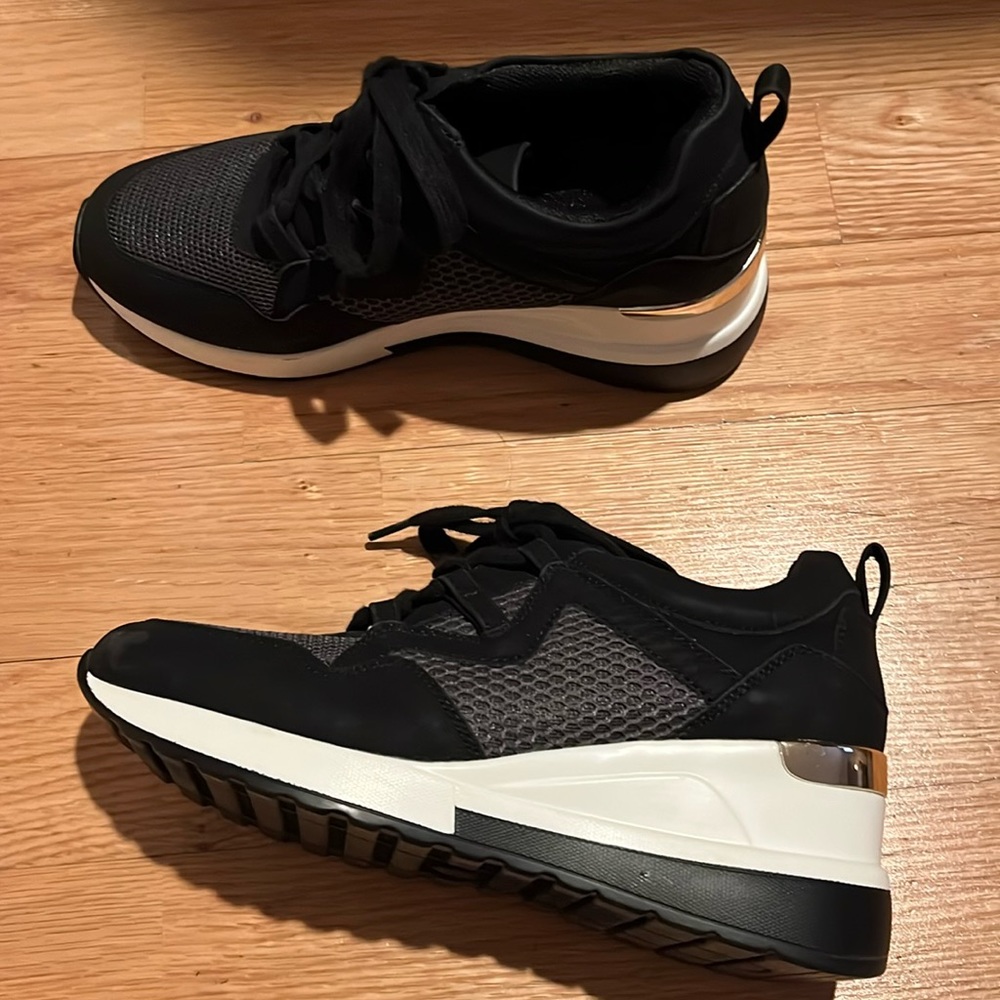 Sneaker excellent condition, comes with laces metallic and gold color .